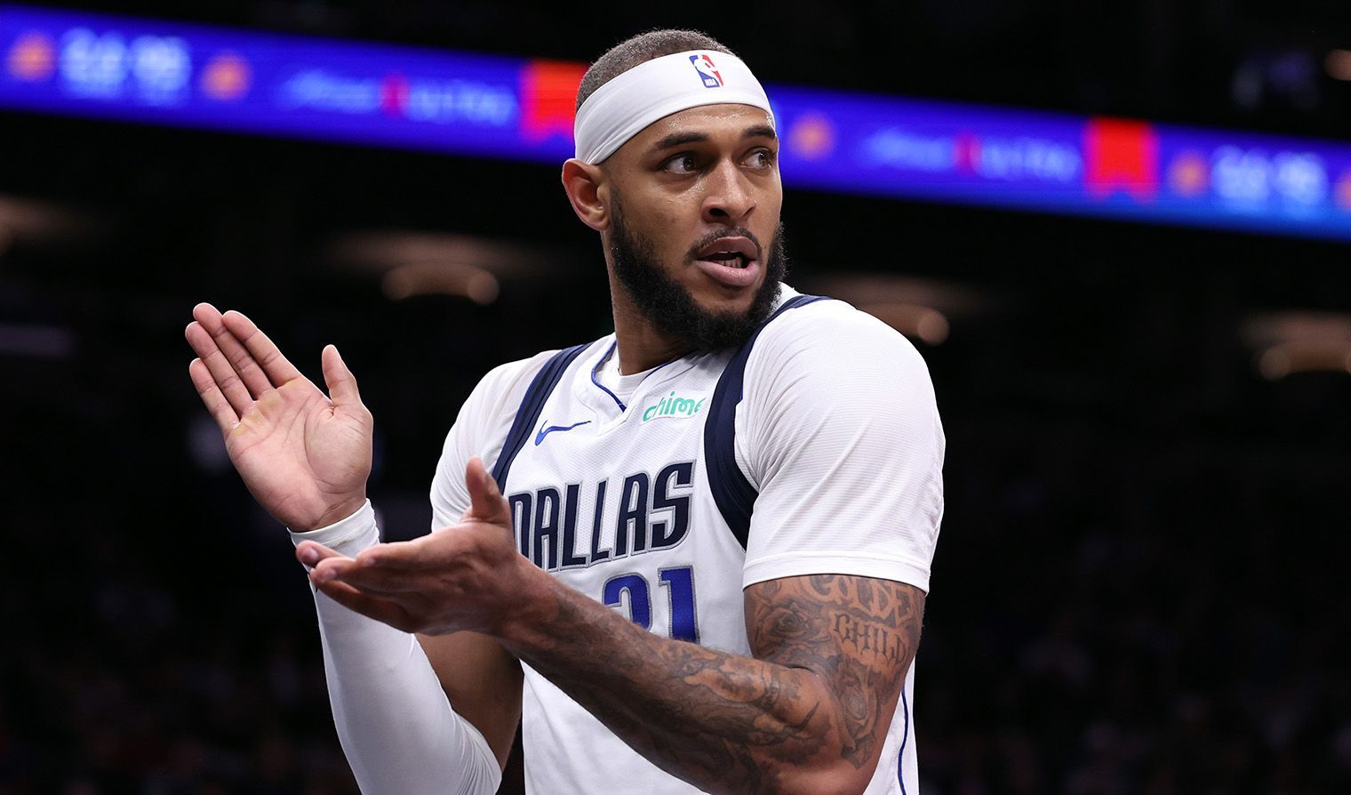 记者Brett Siegel报道，消息人士透露，步行者自本赛季一开始便一直在评估