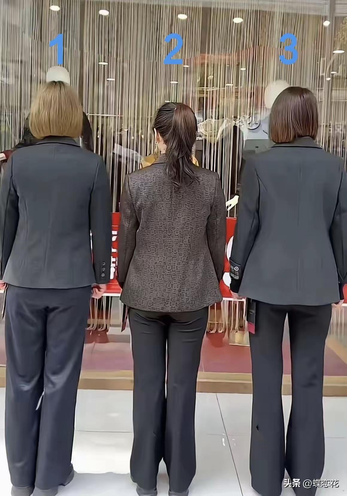 军人站姿笔挺，双脚脚后跟并拢成45%//@爱生活的苹果K5D:站姿能看出啥不同？