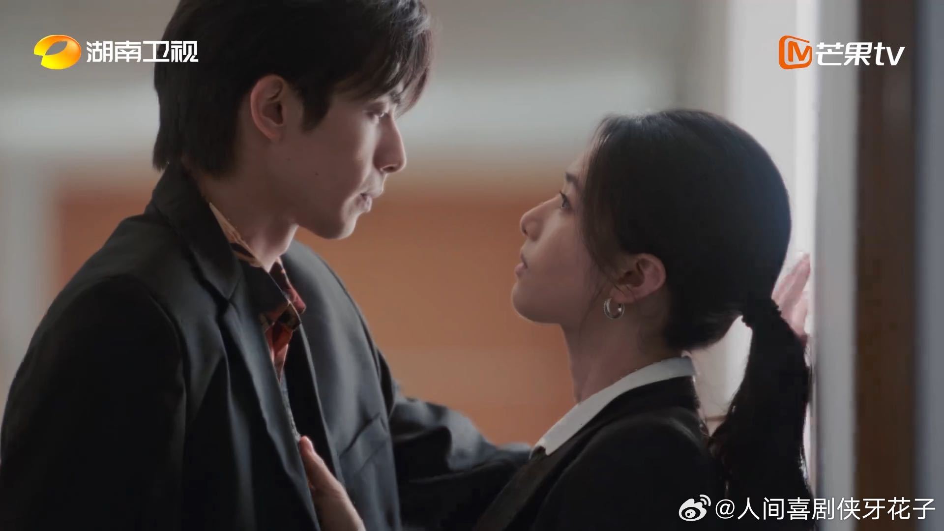 张婧仪拽宋威龙领带宋威龙壁咚张婧仪 张婧仪拽着领带把宋威龙拉过来那一下真的好带感