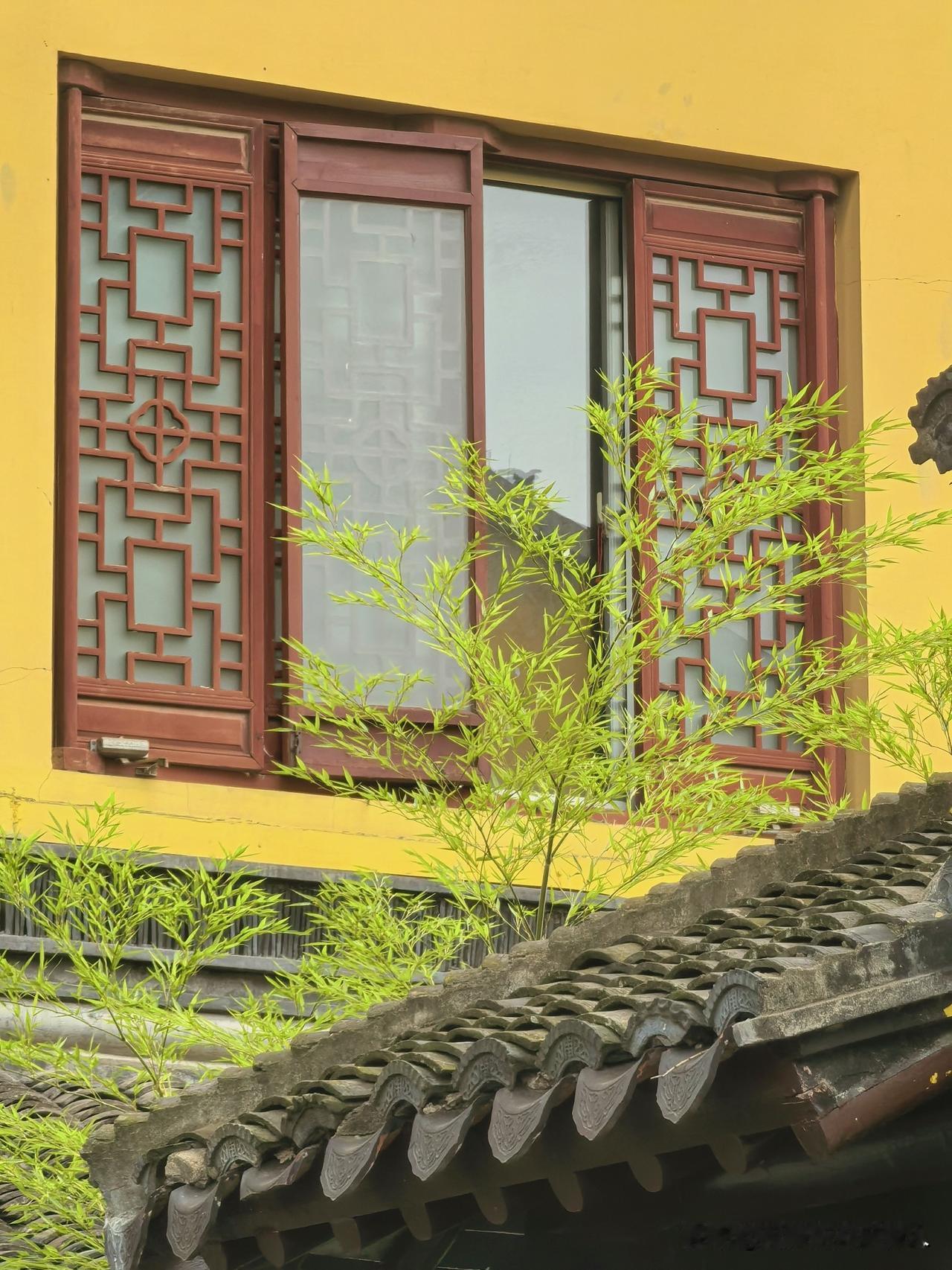 清晨入古寺，禅房花木深。
香烧名利客，鱼游悦闲人。