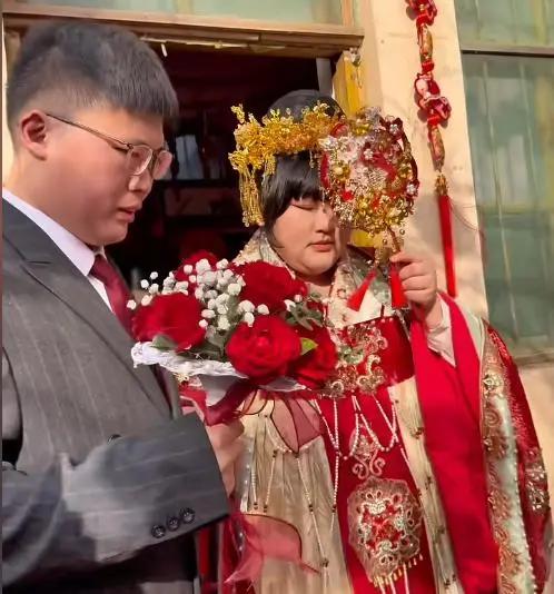 大衣哥朱之文家的千金出嫁，恭喜！
26岁的朱雪梅被帅气的小伙子迎娶，新婚大喜之日