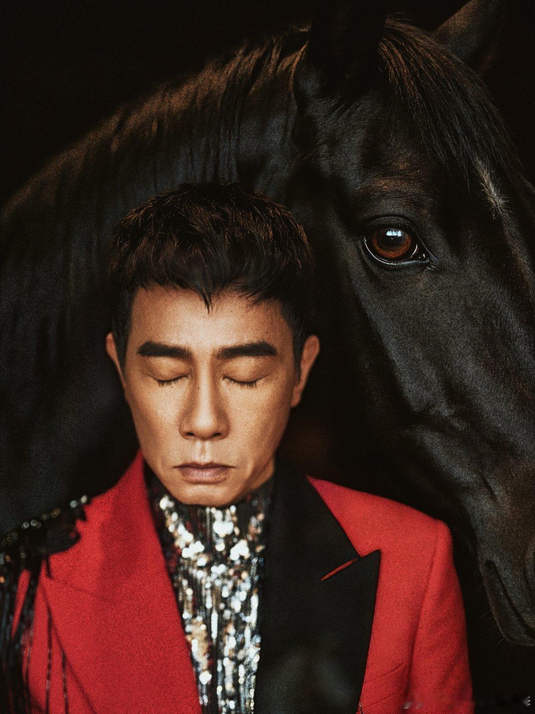 陈小春红衣黑马再登春晚 陈小春再登春晚也太争气了！比第一次更帅，红衣黑马气场拉满