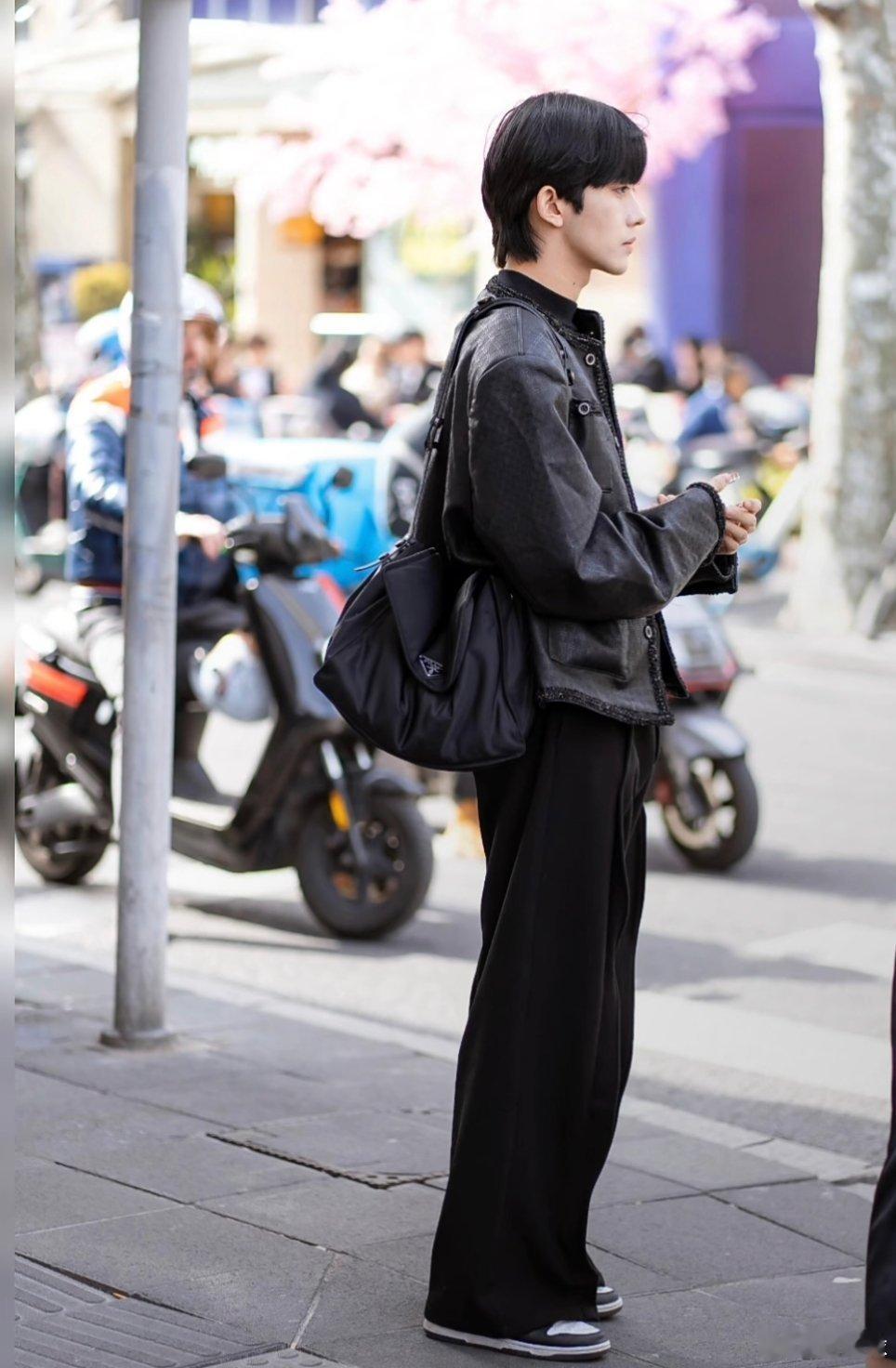 感觉黄星也是越素越好看干干净净的大男孩。 