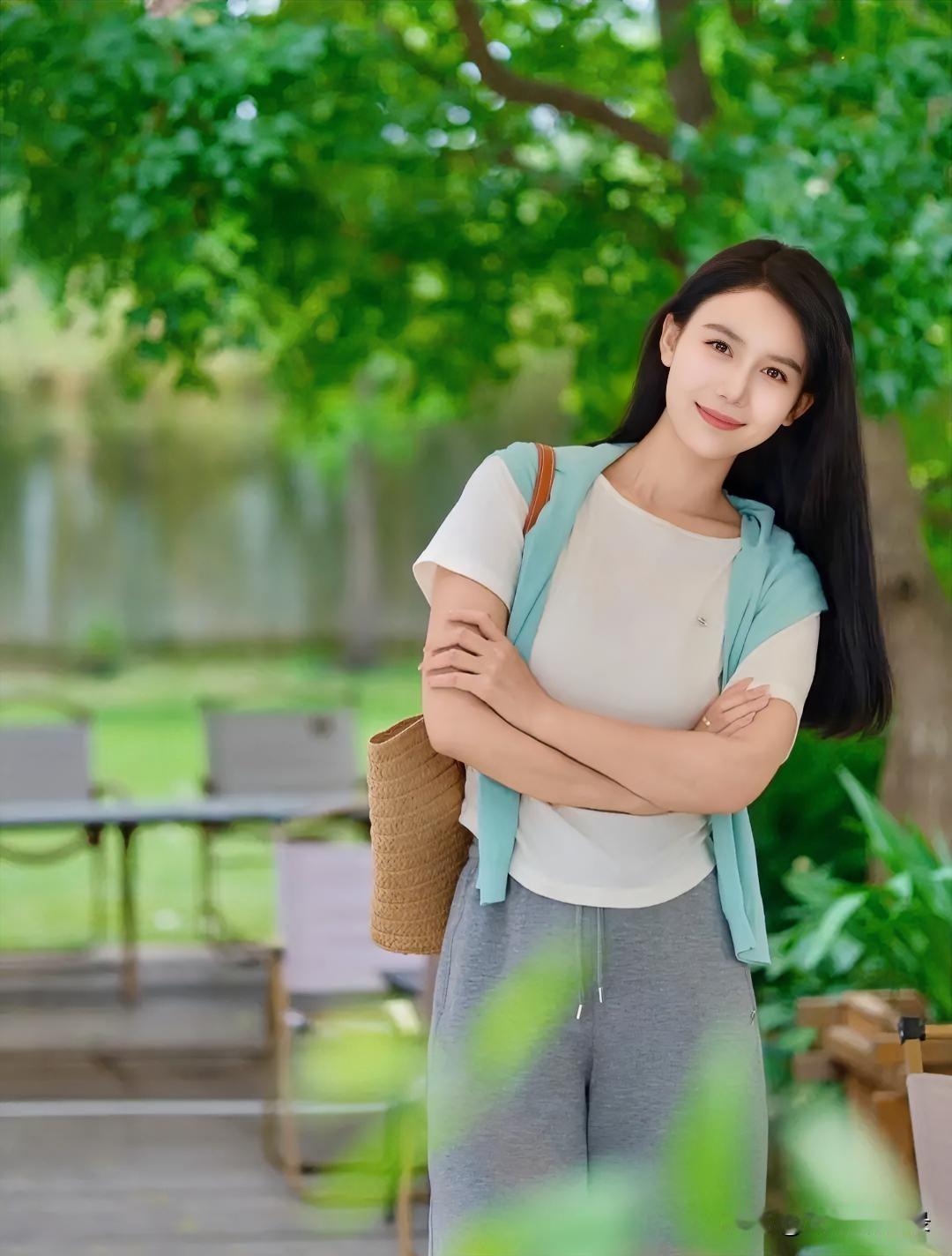 季羡林先生说：“人生最好的状态，是清醒而从容，温柔而坚定。”借清风疗愈，以温柔向