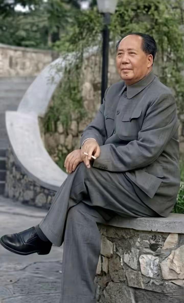 毛主席晚年曾说：“如果我没有遇见他，我很可能一辈子就是一个小学教员，他是我真正的