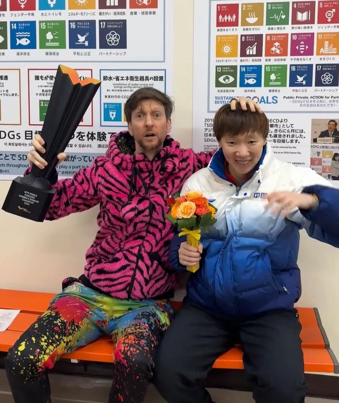 Adam和一些国乒队员的合照，各种夸张表情包都在这儿了 