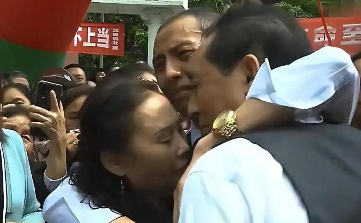 富豪家两岁儿子被拐，32年后在乡下找到时已在卖菜为生。父母心如刀割，父亲特意买了