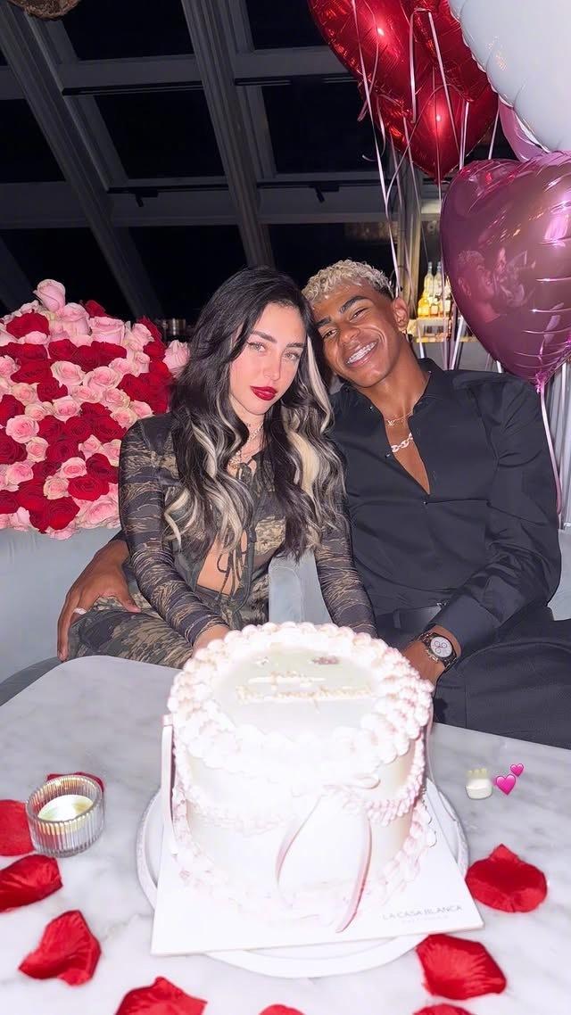 确定了！是她！亚马尔在社交媒体上晒出了自己与阿根廷女歌手尼基-妮可的合照。亚马尔