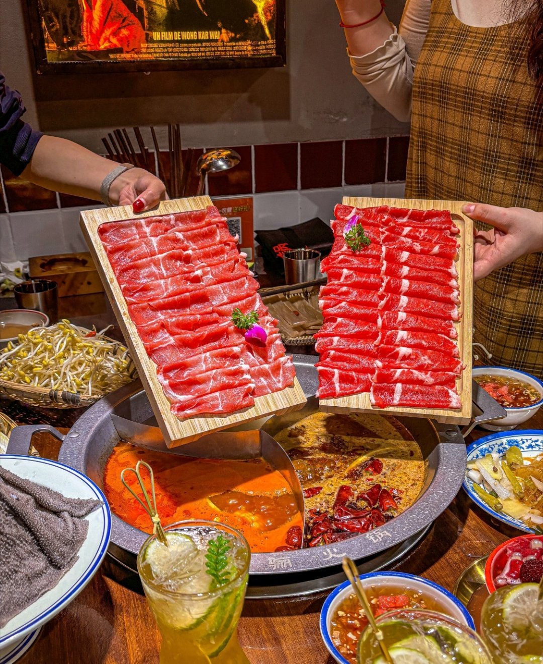  其实挺佩服这种状态的，吃火锅不耽误干活，碎片时间用得明明白白。不是瞎卷，是务实