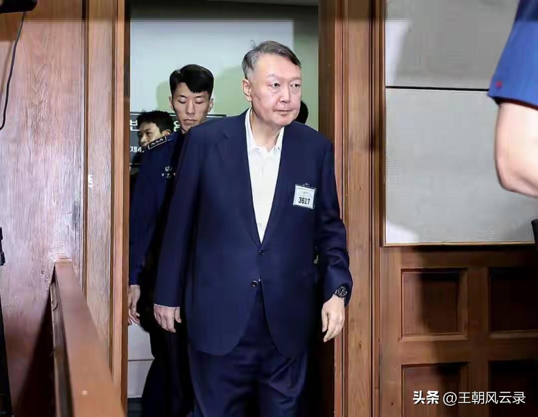 尹锡悦在狱中经常索要好吃的！被狱警嫌弃
韩国前总统在狱中艰难度日，他并非嫌弃住宿