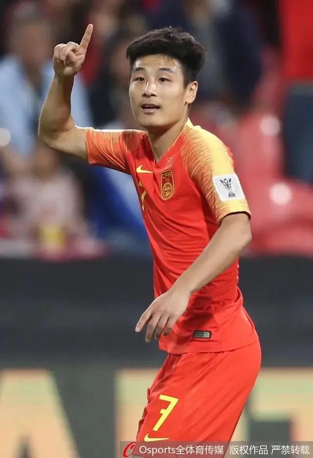 武磊状态神勇！
昨晚帽子戏法！
进19球领跑射手榜！
但是！
在国家队就判若两人