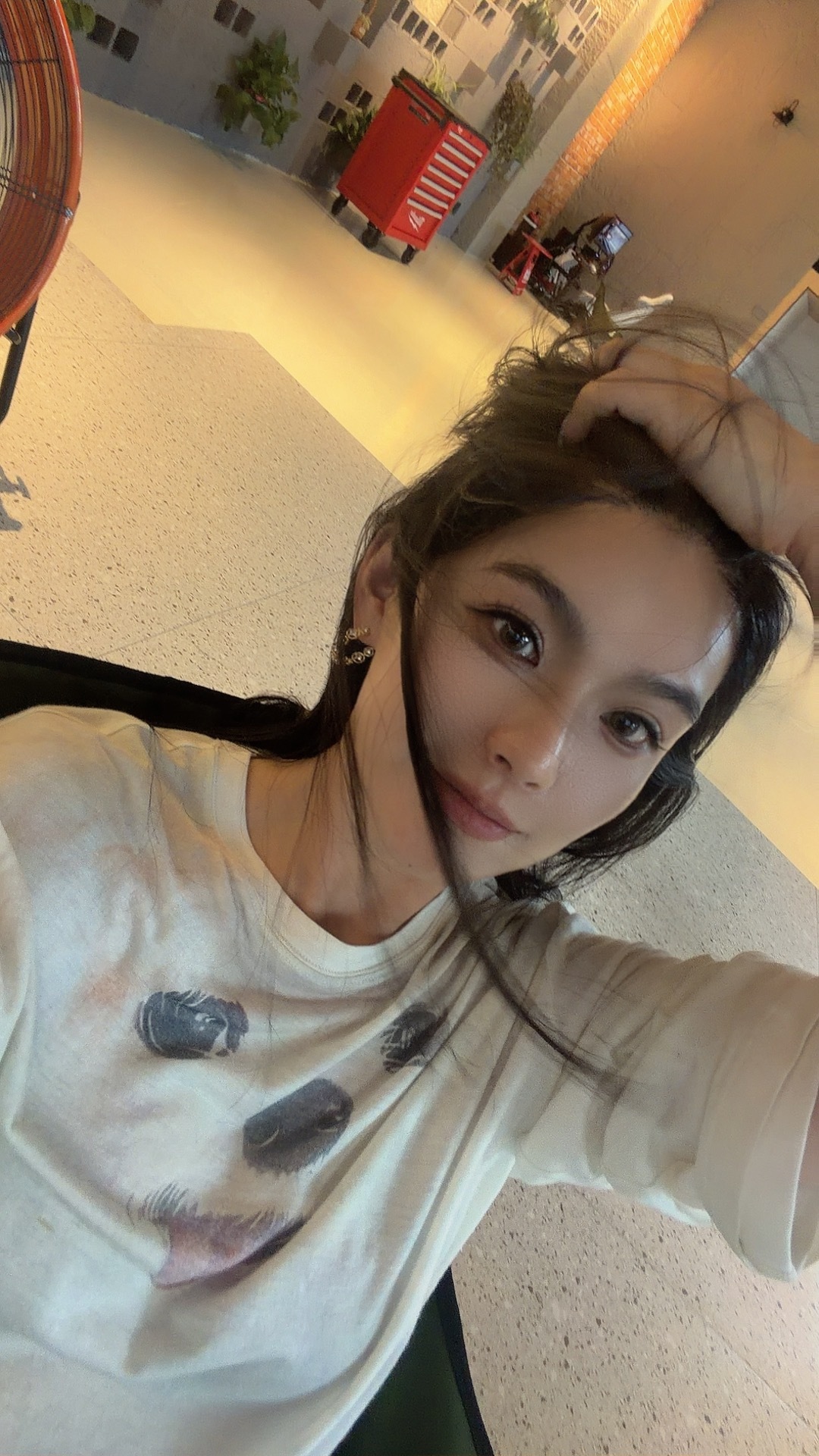 给车库打了一组柜子图1放大家的私人物品，图2放制冰机+杯子～冰箱里的饮品满满当当
