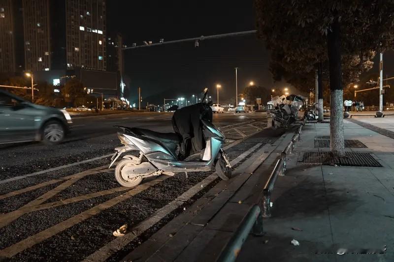 深夜突然想哭，却不知道为了谁。
有时候，你也会觉得，很累吧。
  
聊天记录停在