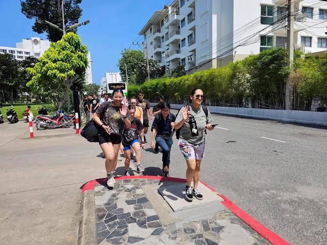 林肯号航母近800名女兵终于走下甲板，280天的密闭高压环境里，疲惫和安全同样受