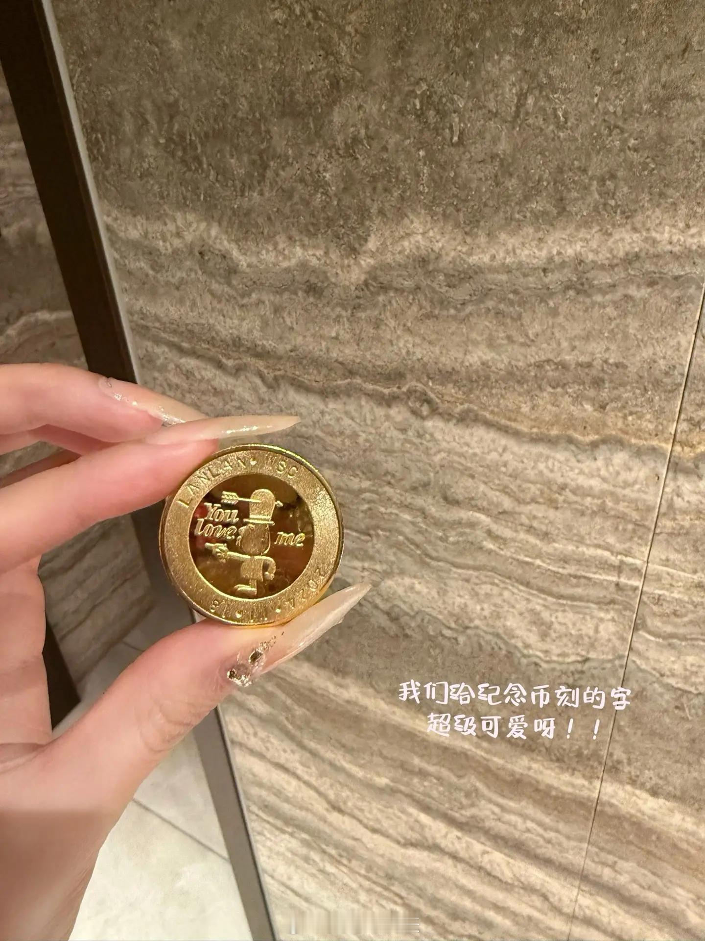 王思聪懒懒十指相扣秀恩爱  王思聪懒懒定制情侣纪念币 王思聪对这一任真好啊，谈这
