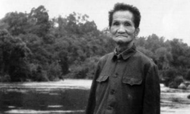 1947年，沈醉视察白公馆时，看见一犯人正疯疯癫癫地跑着步，立马感觉这个人不对劲