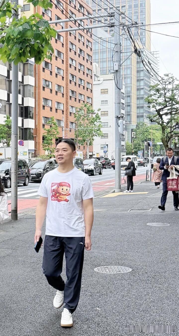 家人们，谁懂啊！网友“一天天的”发文说她和刘强东居然在东京街头偶遇了，看到刘强东