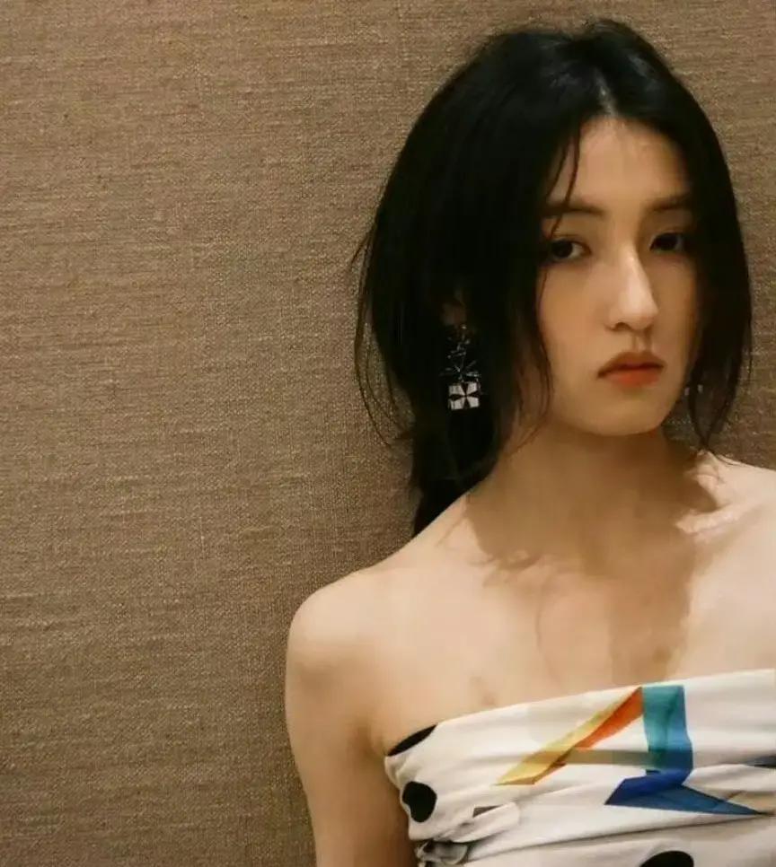 剧组火速回应：拍科幻动作戏时意外擦伤，双医疗组+高额保险全配齐，流程没毛病。
 