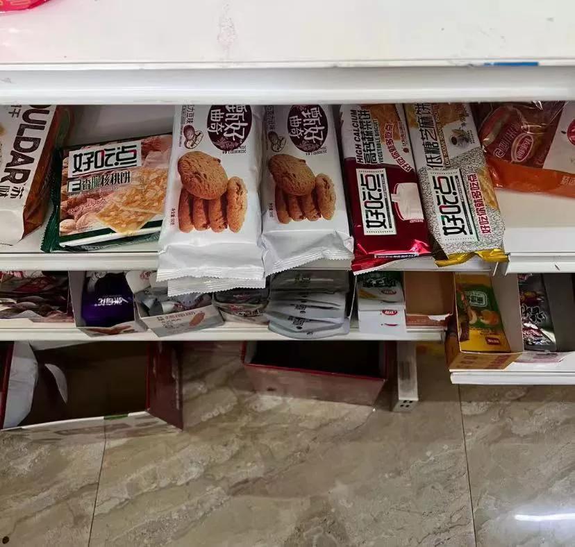 为啥零食放这么下面啊?哦，原来不是给我吃的
今天去小卖铺买零食，就很迷，什么鱼干