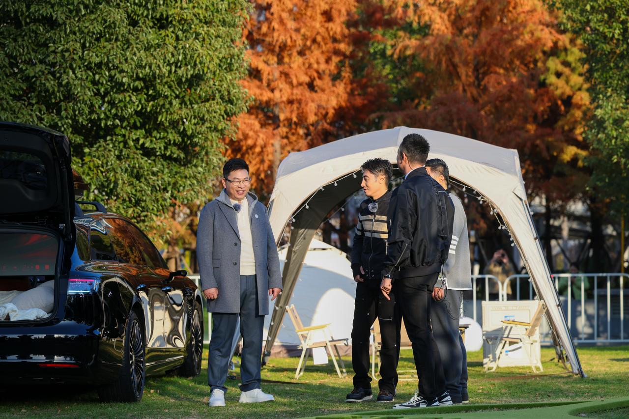 鸿蒙智行的“含华量”，为何成了用户决策的压舱石？
最近和几个想换高端车的朋友聊天