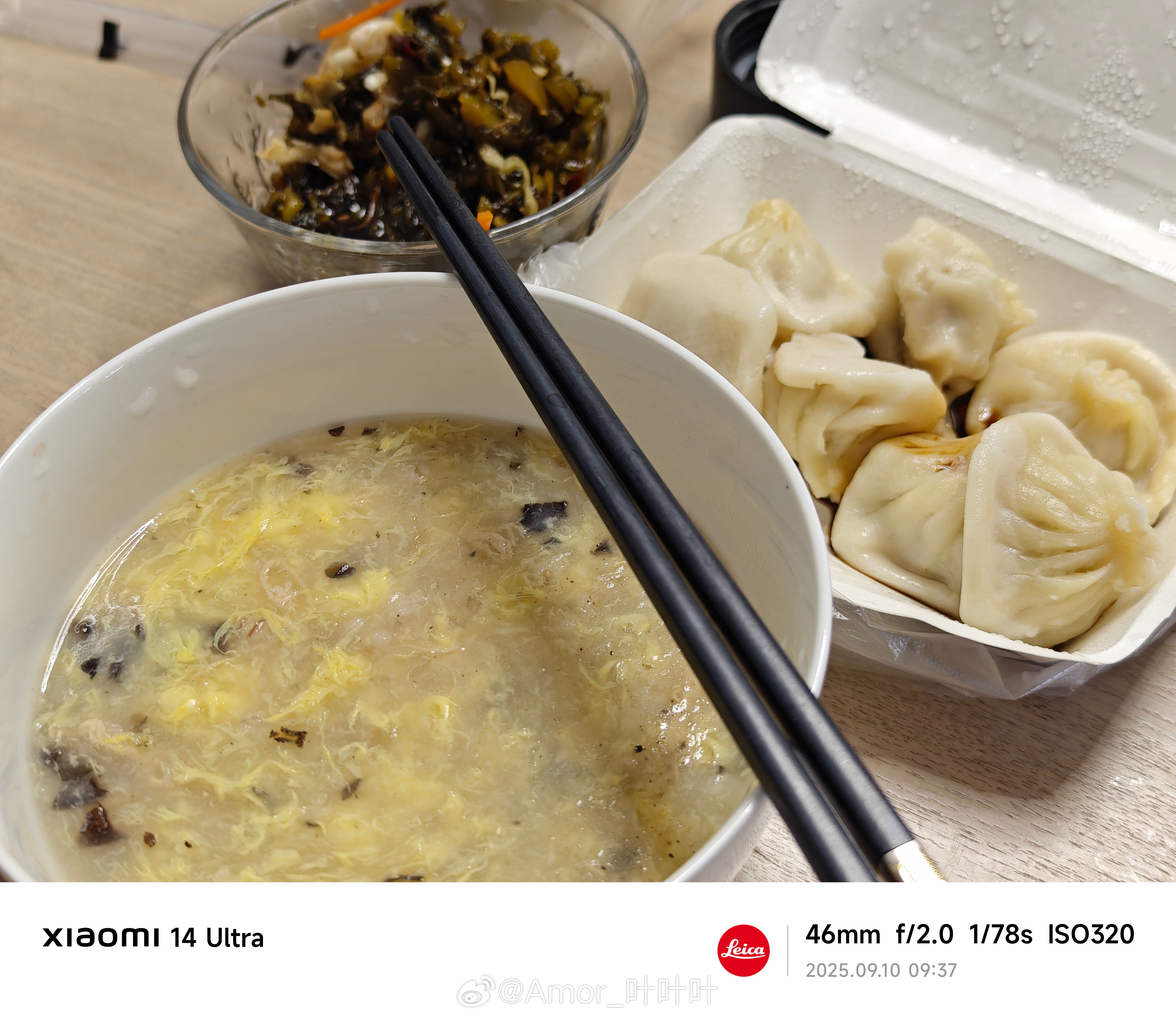 早，随机拿醋淹几个小笼包，都吃了吗？吃完去看看今年苹果发布会都说了啥……[手指比