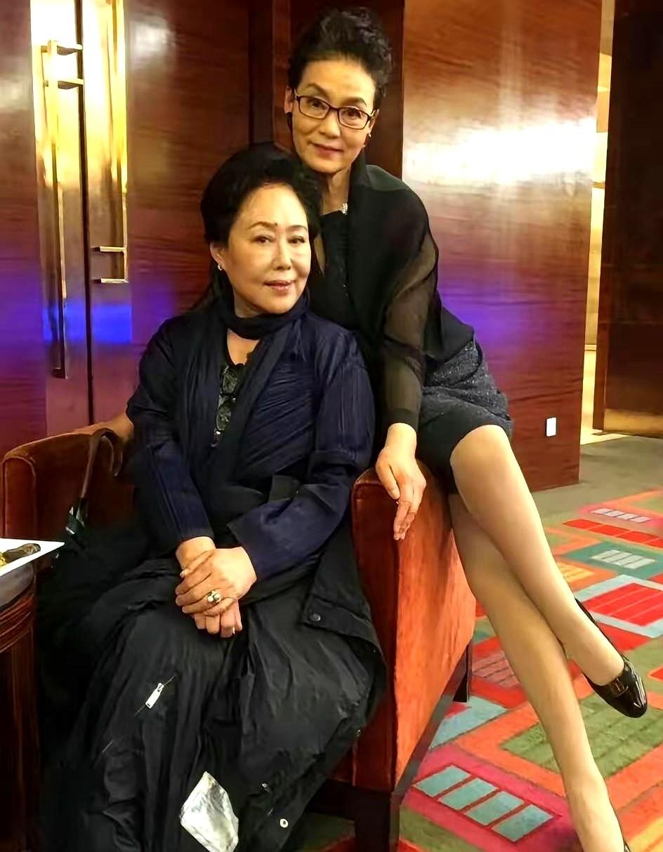 被斯琴高娃与潘虹同框惊讶到了。
潘虹老师就那么简简单单地穿一身黑裙，整个人就透出