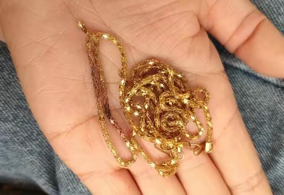 三年前捡了条金灿灿的项链，我一直当是便宜假货，丢阳台放了三年居然没生锈。今天拿给