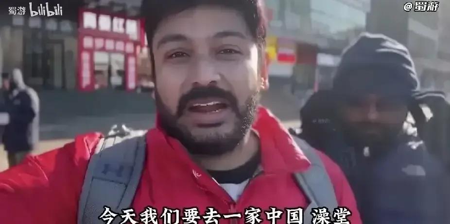 哈尔滨洗浴中心挤进一堆印度游客，更衣室毛巾堆成小山，视频一出，本地群炸了。

有