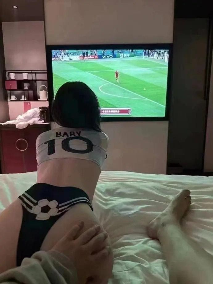 西班牙vs佛得角 跟女朋友一起看世界杯真的很开心围观世界杯  cr：八哥爱看球 