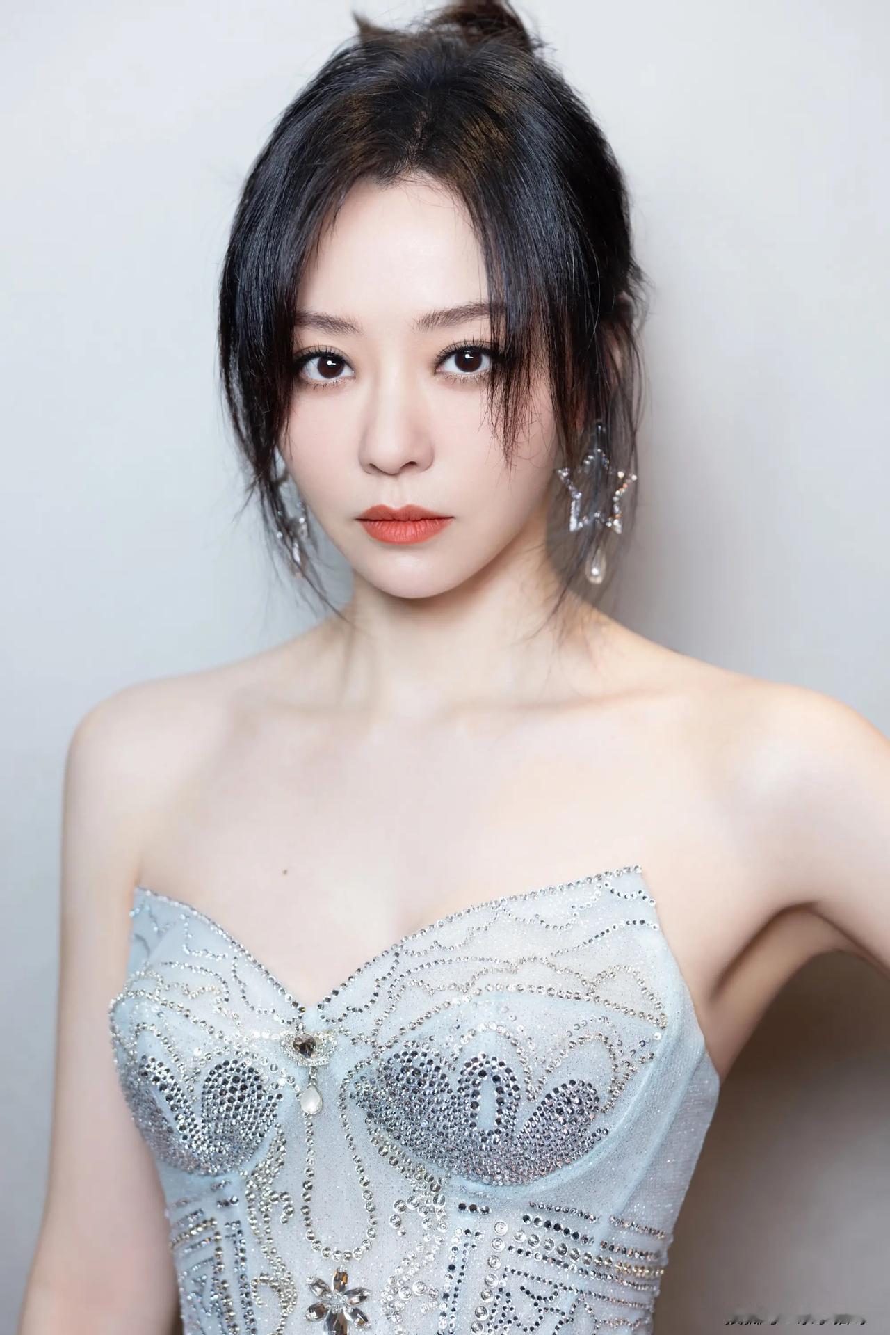演唱会频出意外，搭建演唱会的舞台设计师们，一心追求的事光怪陆离吸引观众眼球，而不