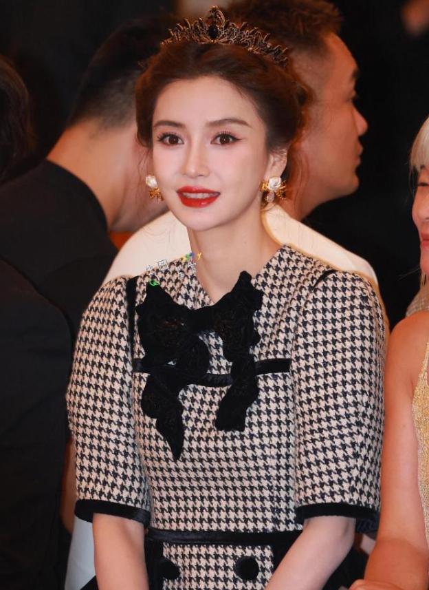 杨颖开始线下回归！
最近几天拍了优家画报的杂志，现在又出现在上海Le Fame十