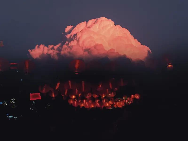 吃完汤圆，便出门去看花灯。街道上早已被各式各样的花灯装点得五彩斑斓。有憨态可掬的