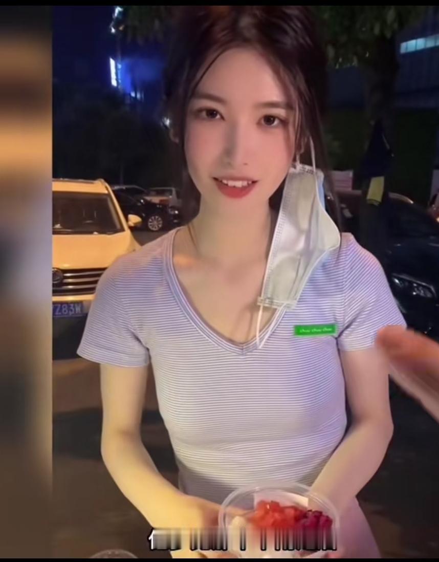 三舅介绍的女朋友，摆摊自力更生，大家觉得怎么样
 
三舅给介绍的女孩子，晚上还在