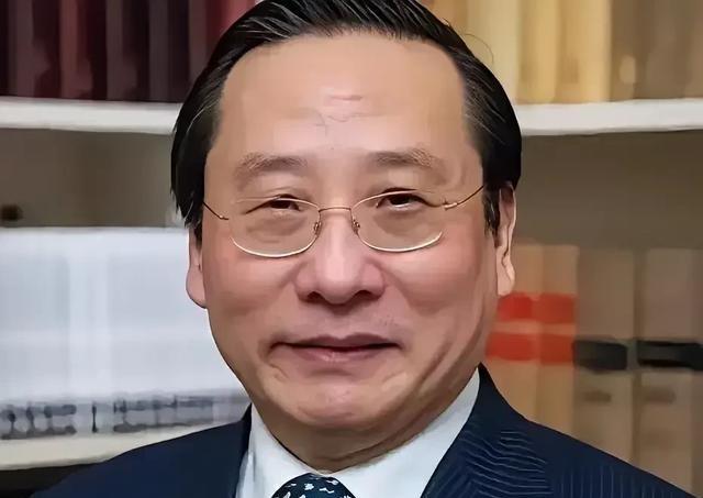 高志凯那句“邻国不是对手”，听上去像一句温柔的安抚，但2025年的现实是，邻国正