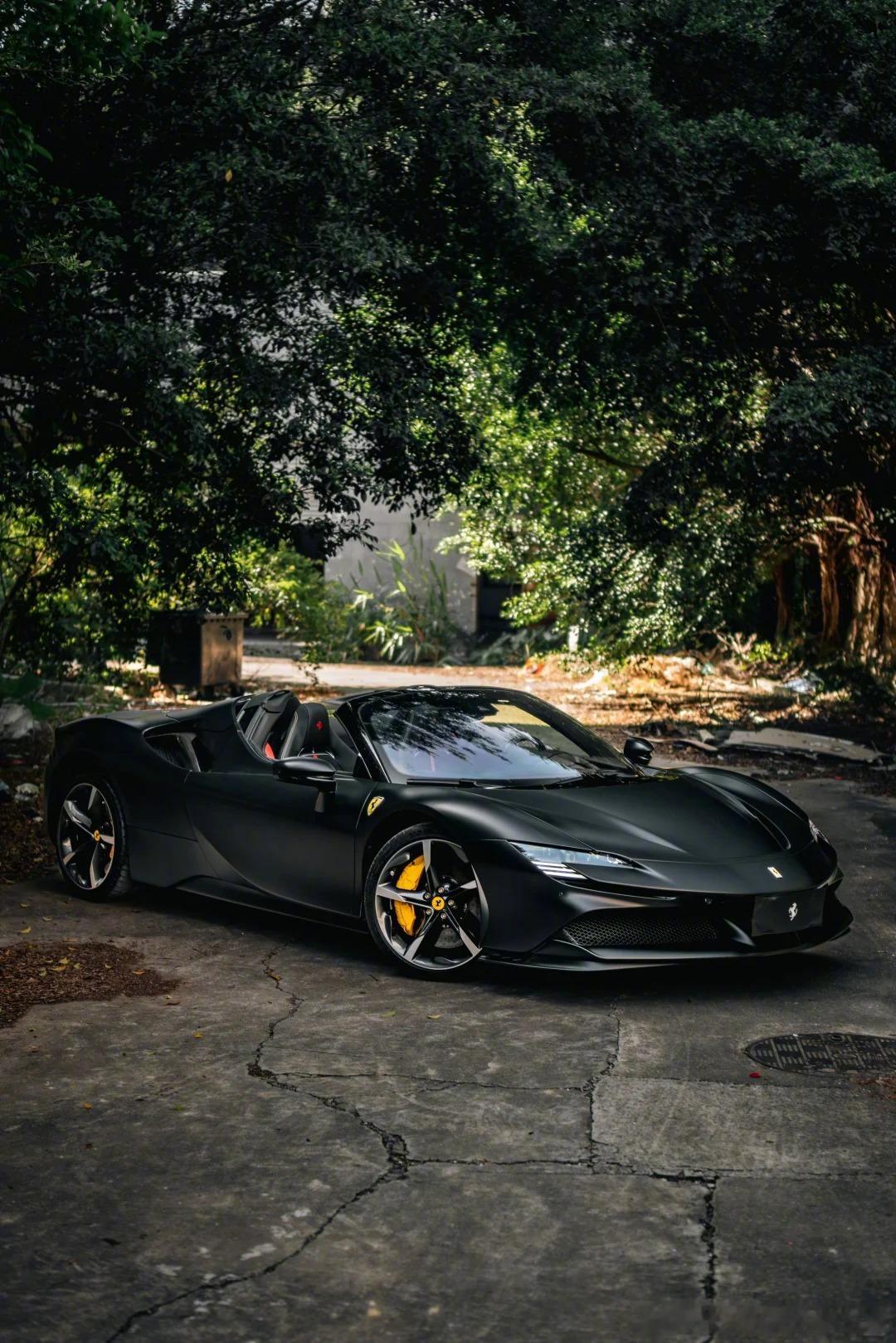 黑武士Ferrari SF90 Spider，哑光黑更显质感 