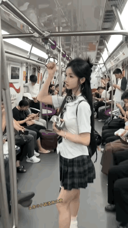地铁上，一个穿白衣服的小姑娘抓着扶手，安安静静地站着。
​旁边的人伸手去碰她的大