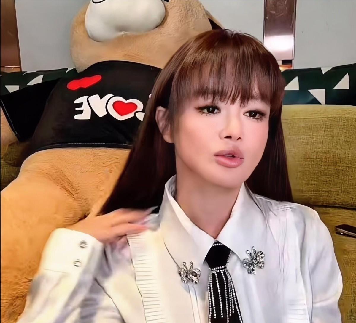 冉莹颖直播带货，我一场没落下地看了几回，但愣是啥也没买。
直播间里太乱了。她扯着