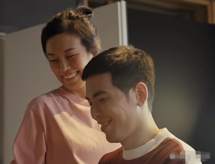 林有慧陪萧敬腾练琴，面带微笑，眼神拉丝，氛围亲密自然。有网友称：像极了妈妈辅导作