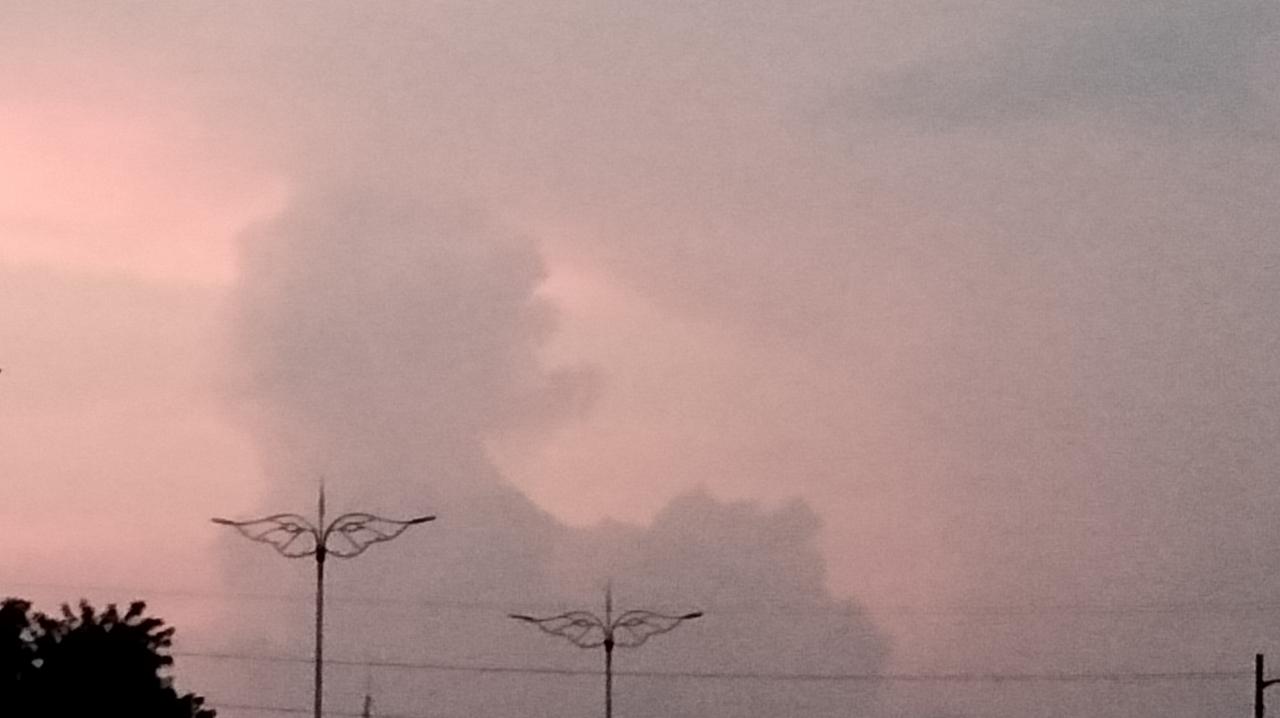 分享一张傍晚的天空照片霓裳，夕阳红。