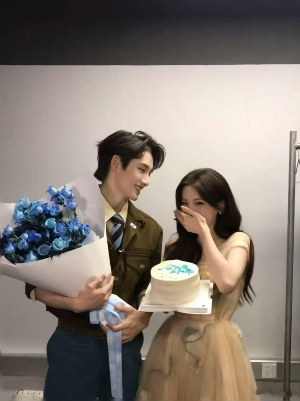 杨超越陪董思成过生日杨超越给董思成过生日 期待太阳雨 ​​​