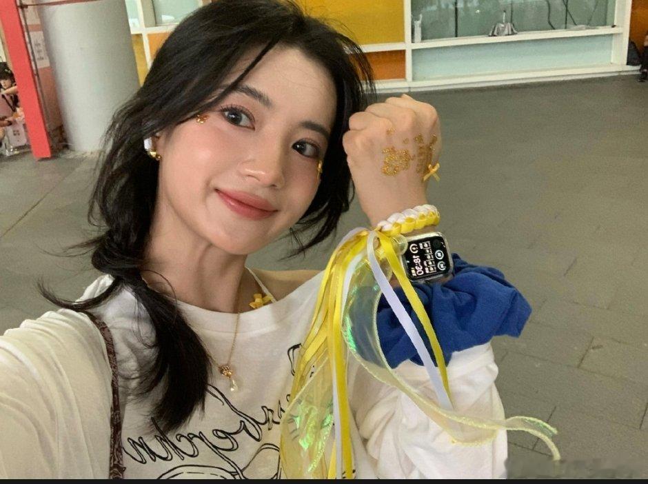 张雅钦去看了鹿晗演唱会，还化了应援妆 ​​​