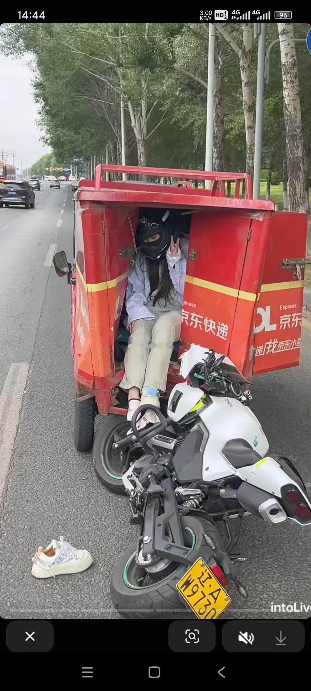 摩托撞三蹦子，美女骑士的心态真好！！！ 海阔试车超话 ​​​