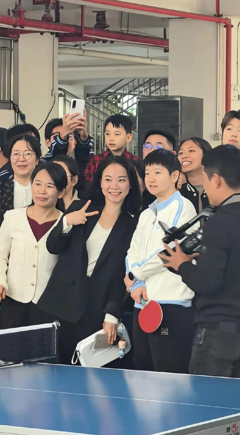 莎莎进校园，白月光本人了✨
 
谁懂啊！今天刷到孙颖莎走进海口金宇学校的视频，瞬