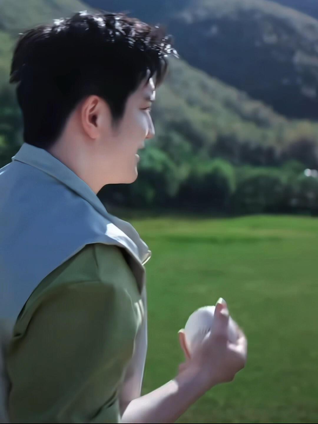 看这是谁，环境好绿，东哥好清爽！
这是品牌方专门给我们东哥租的场地吗，小胖非常适