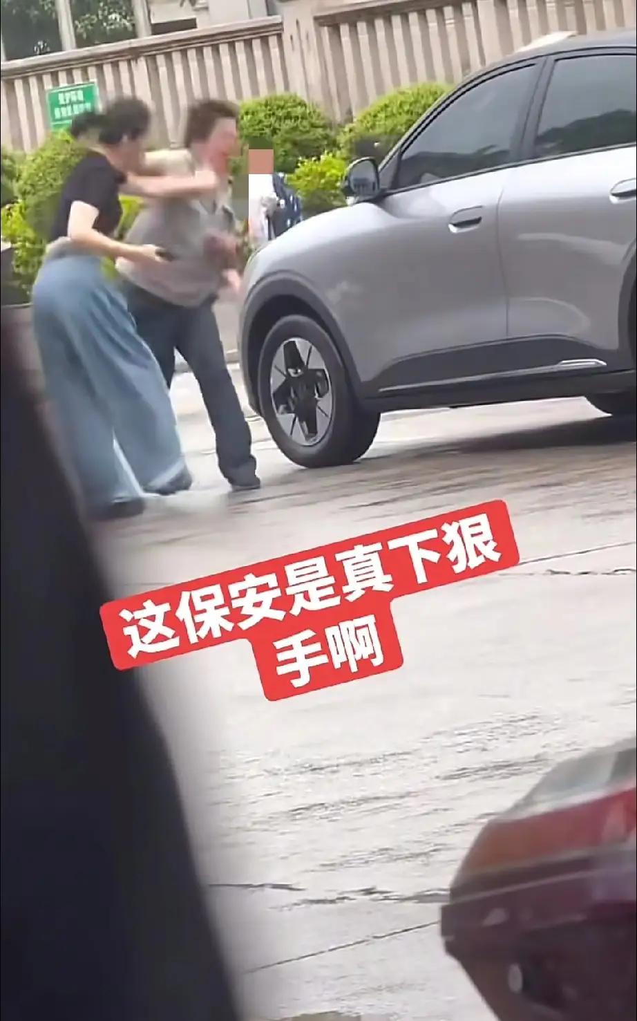 那个猛扇女子耳光的保安的身份调查清楚了！
他不是学校的保安，
也不是企业的直聘保