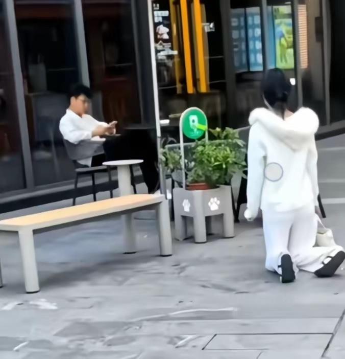 上海街头揪心一幕！女子当众跪地痛哭，男子低头玩手机全程冷漠无视

5 月 16 