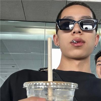 𝙒𝙚𝘾𝙝𝙖𝙩小帅男头背影头像|帅气背影