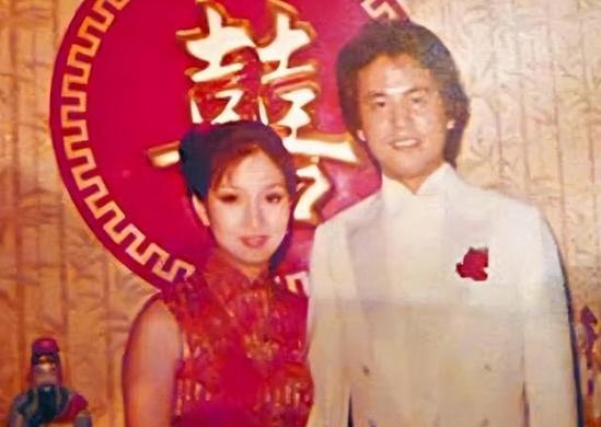 1975年，陈百祥开制衣厂赚到千万身家，他一口气买了五辆豪车，然后对好朋友谭咏麟