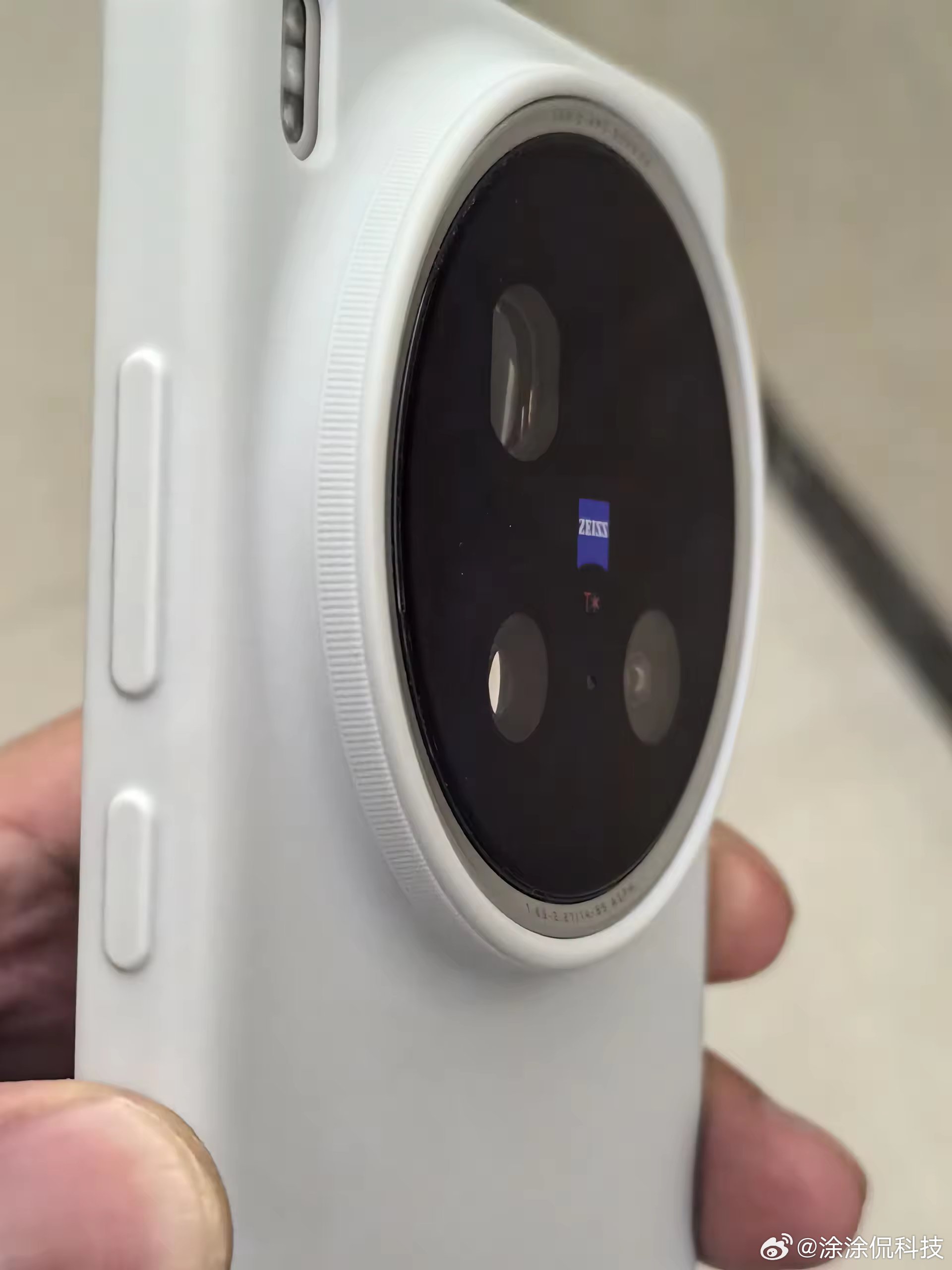 超大杯带上壳就是这个效果，其实还好。有些同学可能担心头重脚轻的问题，我的感受是不