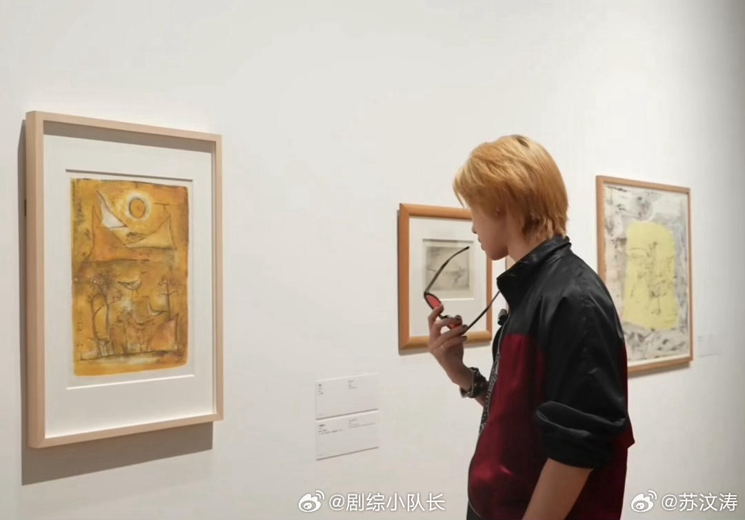 徐明浩这么妙的嘛 粉丝问内搭，徐明浩说“人皮”。这句话我可以笑到4月1号他发新歌